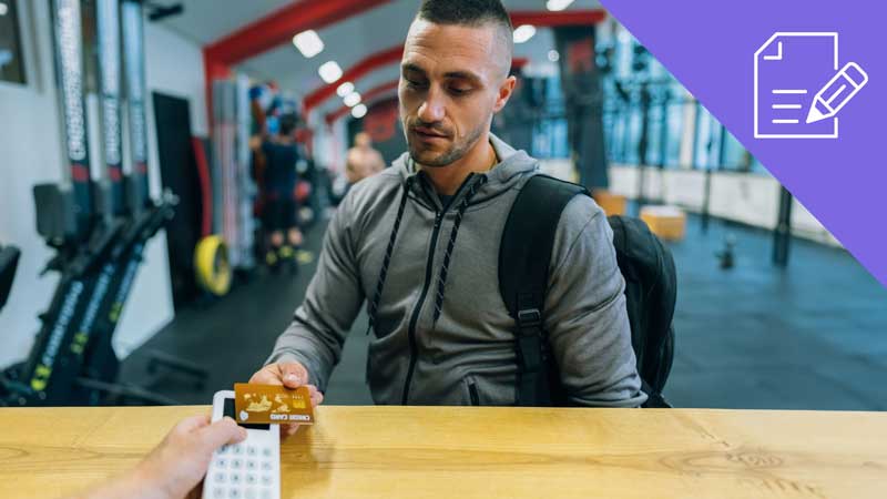 Homem a pagar o ginásio